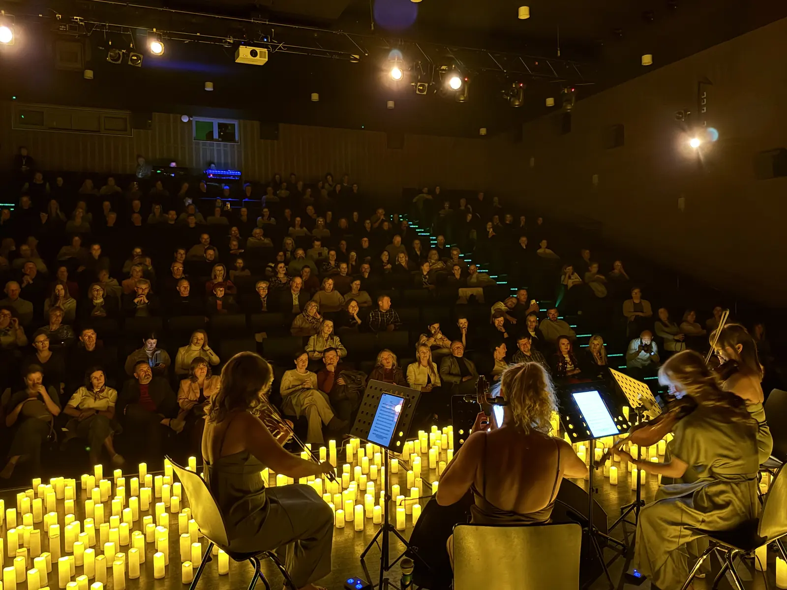 Kwartet gra przy świecach, za nim pełna widownia. Koncert przy świecach w Kozienicach, 16.04.2026