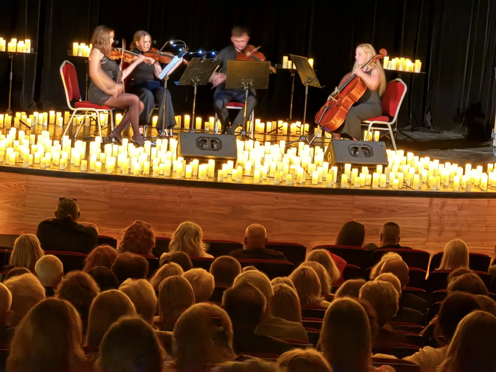 Kwartet na scenie w Przemyślu, przed sceną świece i publiczność. Koncert przy świecach w Przemyślu, 19.05.2026