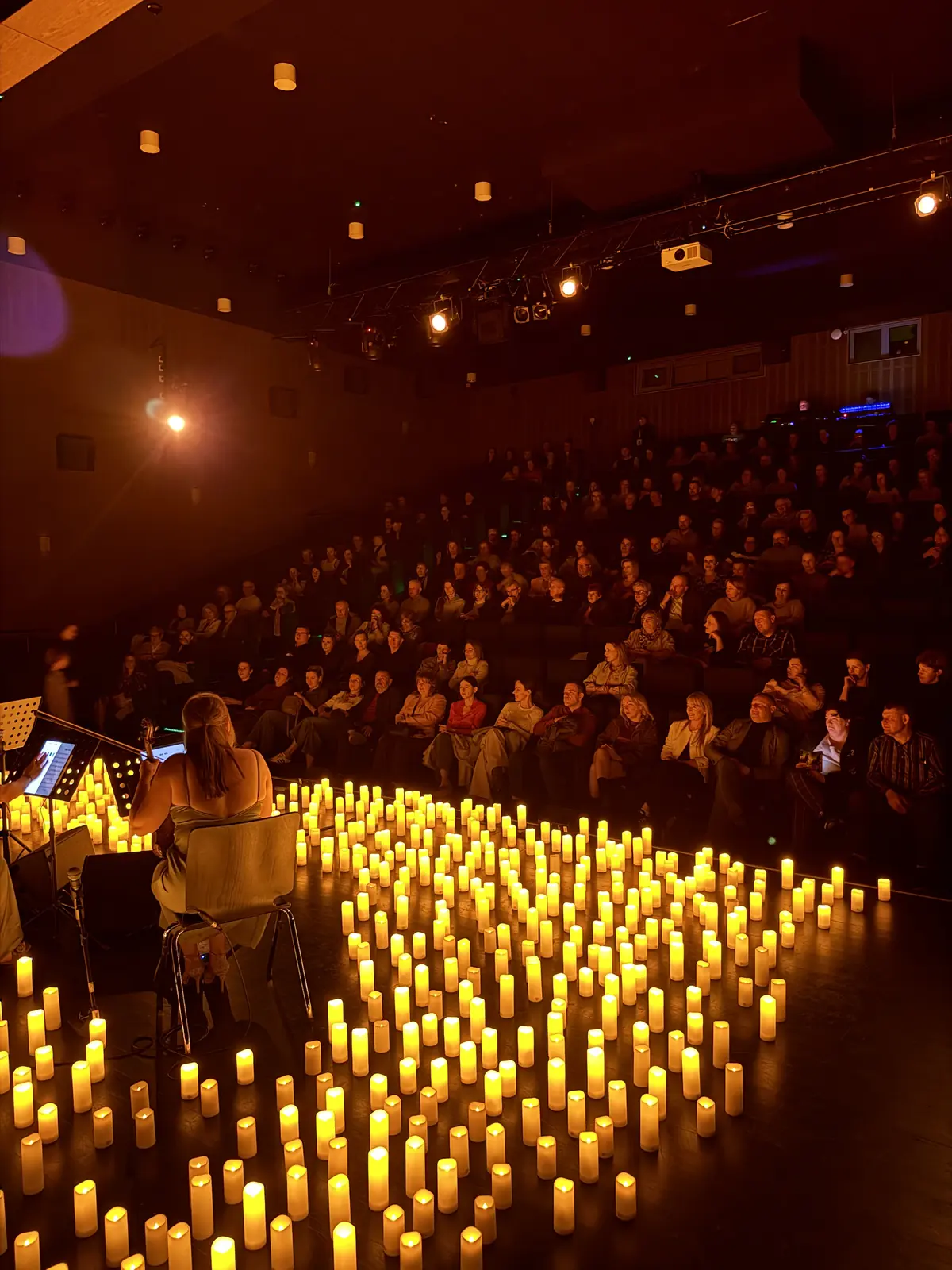 Czerwone światło sali i złote świece przed kwartetem. Koncert przy świecach w Kozienicach, 16.04.2026
