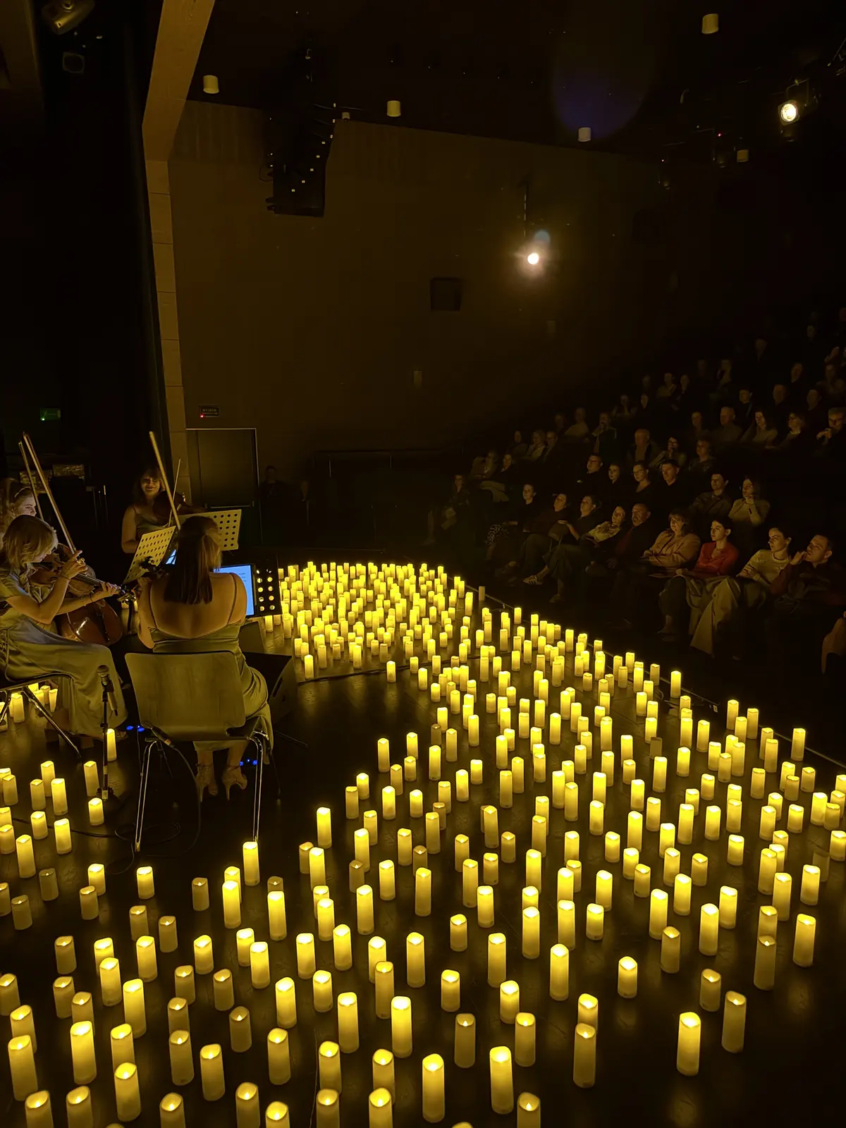 Kwartet za szpalerem świec, w tle widownia. Koncert przy świecach w Kozienicach, 16.04.2026