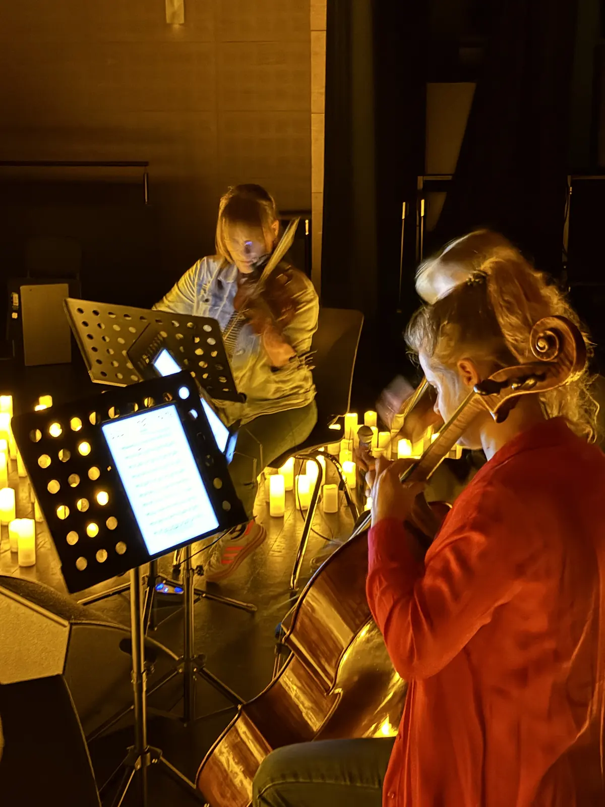 Skrzypaczka i wiolonczelistka przy pulpitach. Koncert przy świecach w Kozienicach, 16.04.2026