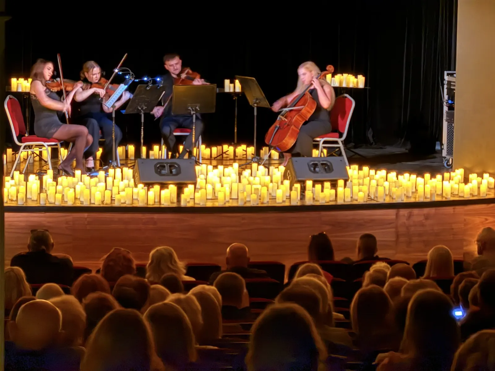 Kwartet na scenie w Przemyślu, pierwsze rzędy widowni. Koncert przy świecach w Przemyślu, 19.05.2026