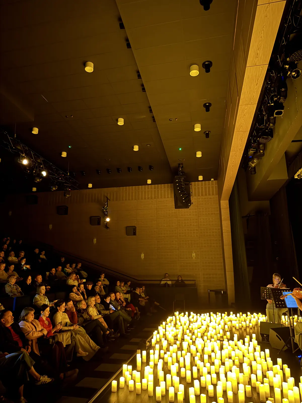 Widownia i świece przy scenie. Koncert przy świecach w Kozienicach, 16.04.2026