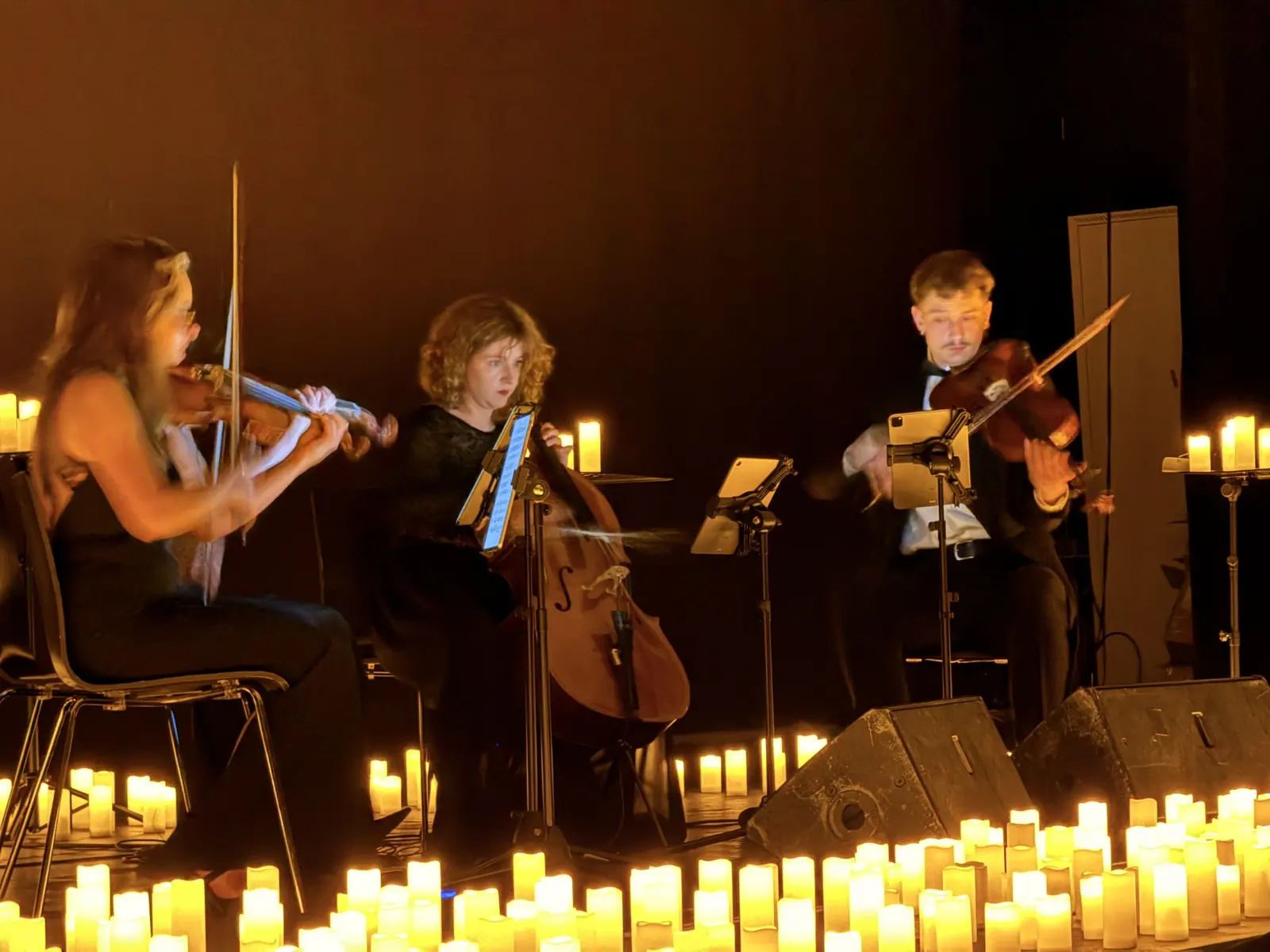 Muzycy kwartetu podczas gry. Koncert przy świecach we Wrocławiu, 08.05.2026