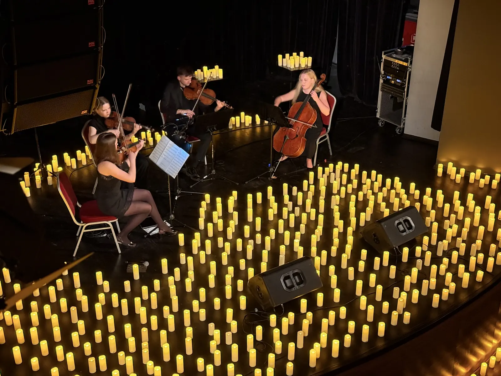 Kwartet i morze świec, widok z boku sceny. Koncert przy świecach w Przemyślu, 19.05.2026