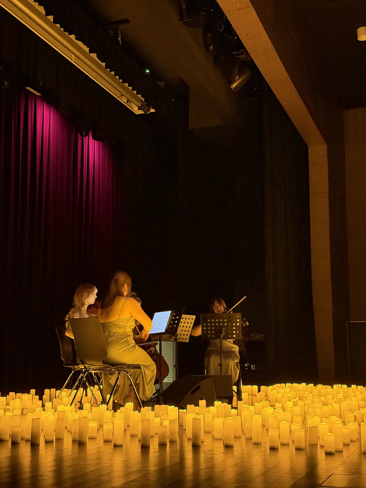 Kwartet na scenie, przed nim rząd świec. Koncert przy świecach w Kozienicach, 16.04.2026