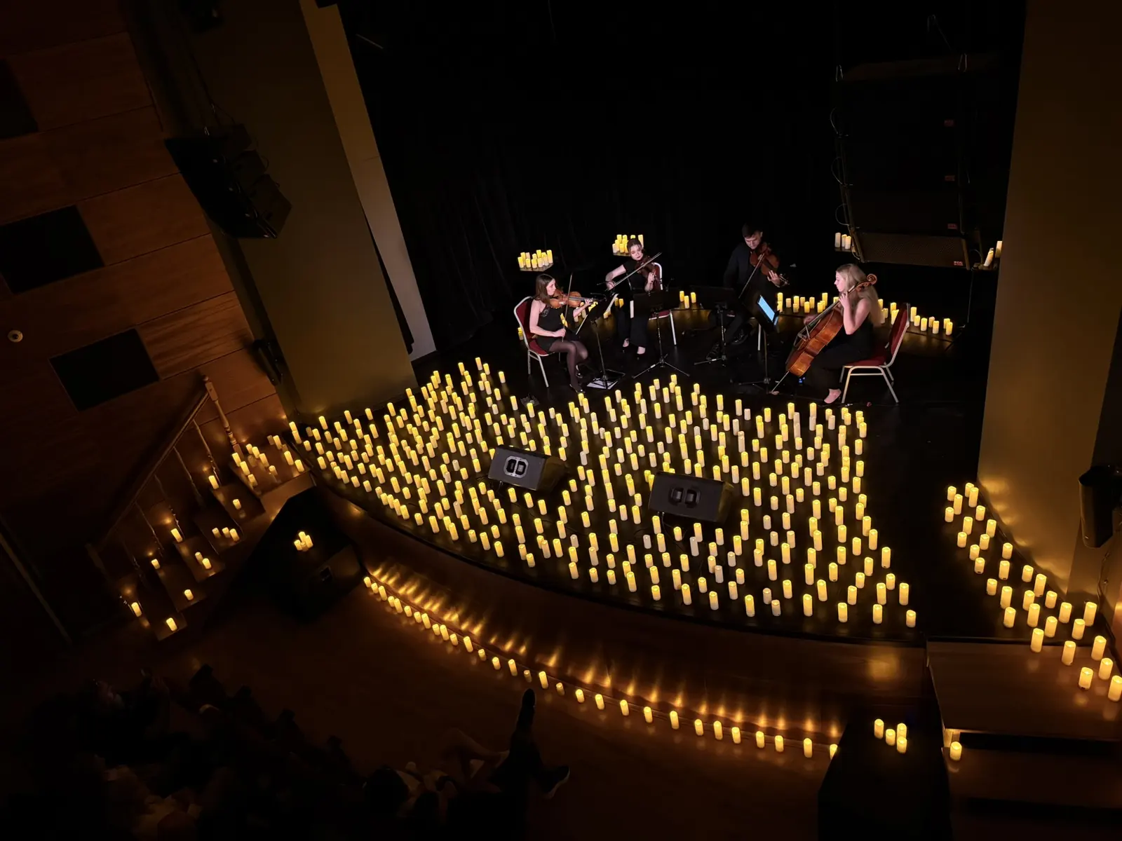 Scena pełna świec, widok z balkonu. Koncert przy świecach w Przemyślu, 19.05.2026