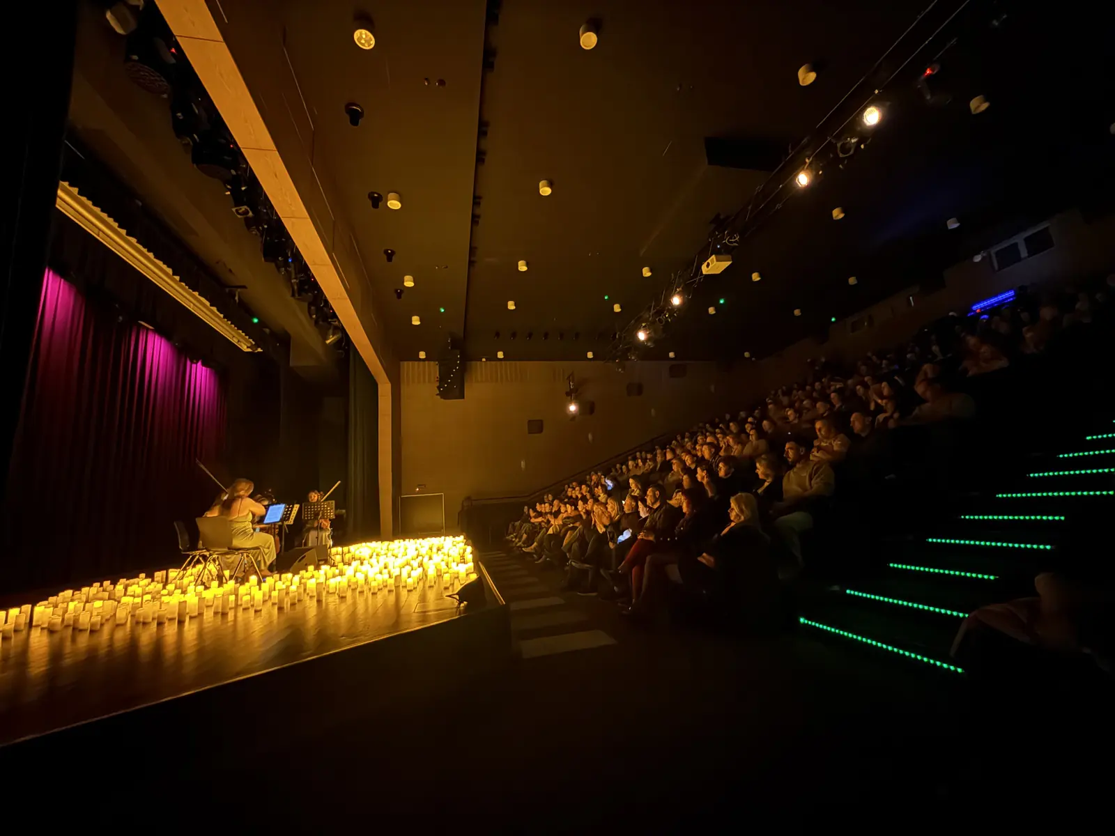 Sala w Kozienicach, scena w świecach. Koncert przy świecach w Kozienicach, 16.04.2026