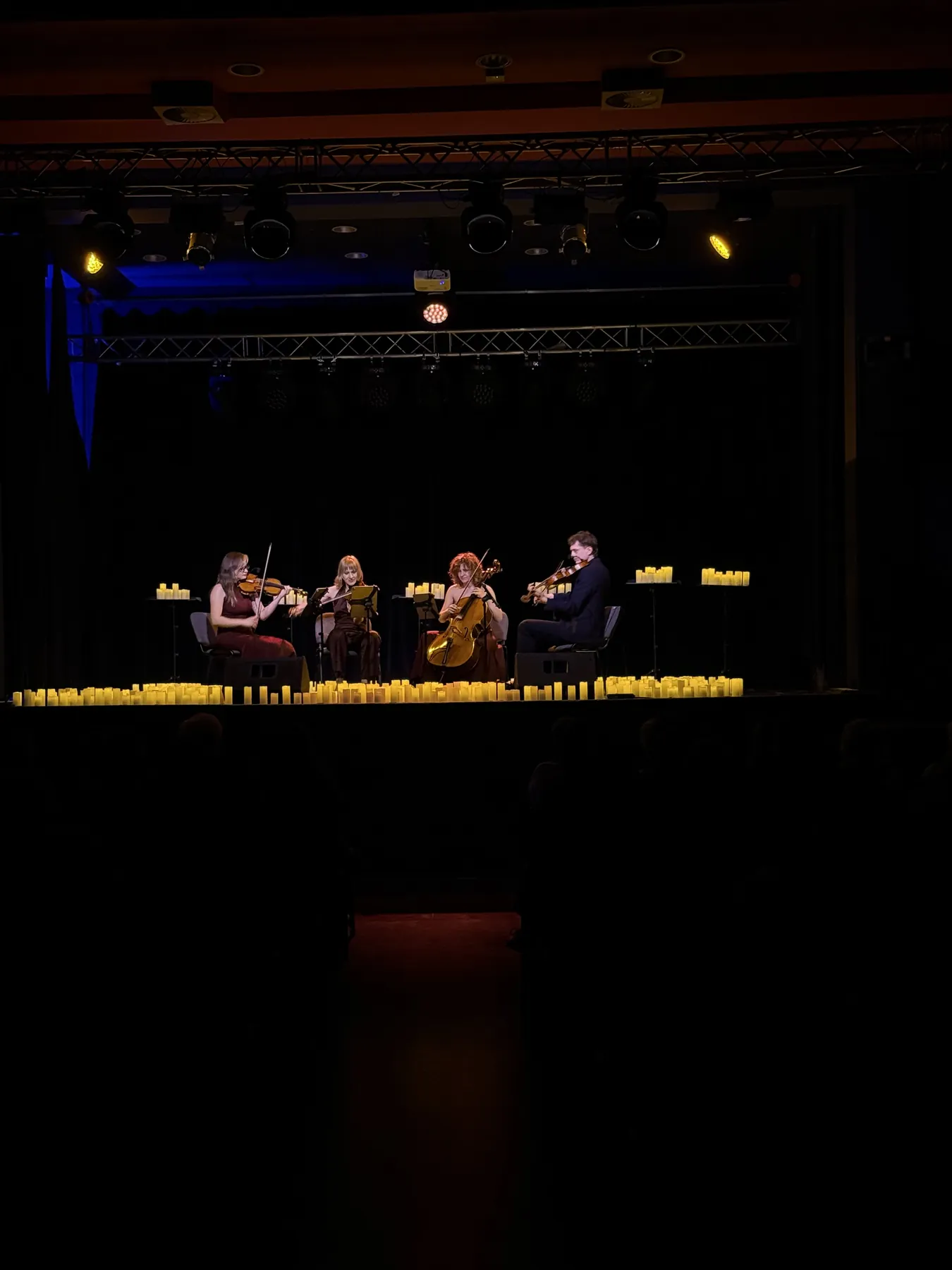 Kwartet na scenie w niebieskim świetle